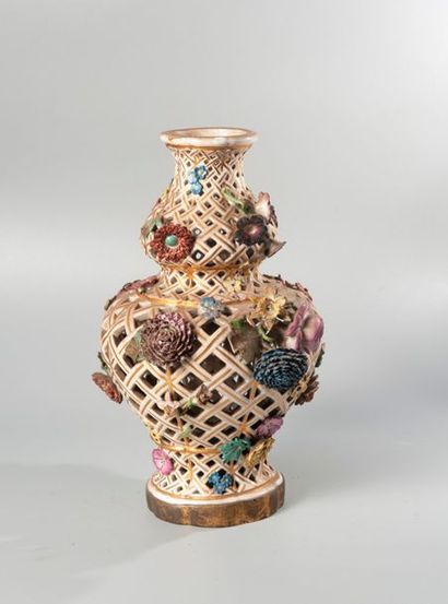 Saxe, Vase pot pourri double gourde en porcelaine...