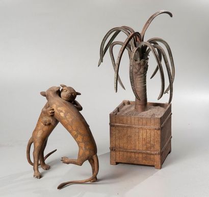 null ensemble de 2 sculptures en bronze, l'une représentant deux tigres combattant,...