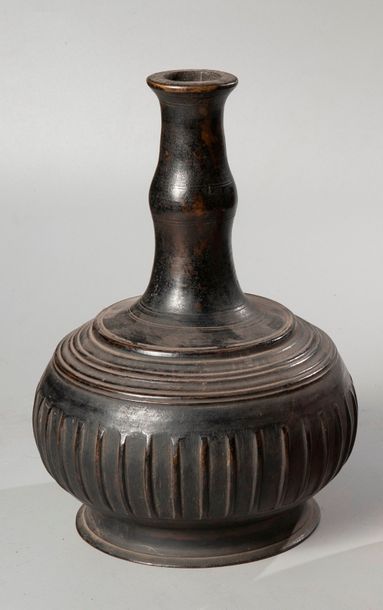 Vase en bronze à large panse côtelée, le...