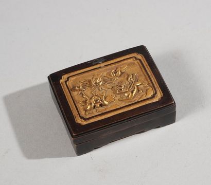 Petite boite rectangulaire couverte en bronze...