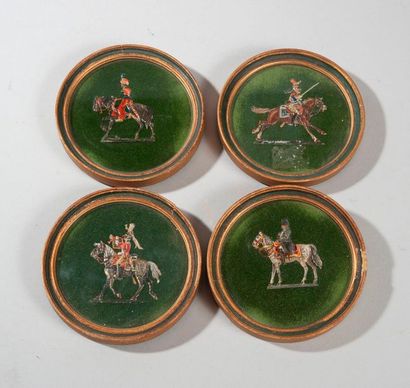 null Ensemble de quatre plats d'étains peints, représentant des officiers à cheval....