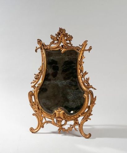 null Miroir chevalet en bronze doré, motifs de feuillages, surmonté d'un carquois....