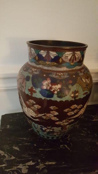 null Vase en métal émaillé et cloisonné, décor de grues. Japon vers 1900