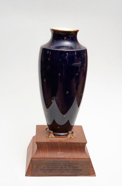 Vase ovoïde en porcelaine à décor de jeté...