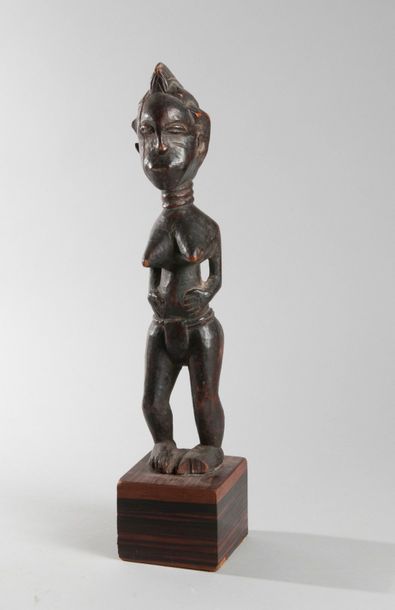 null Statuette Baoulé en bois représentant un Femme debout (daté 1947)