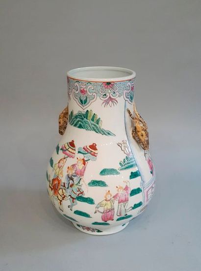 null Chine XXe Grand vase pansu en porcelaine à anse en forme de tête de cerfs, le...