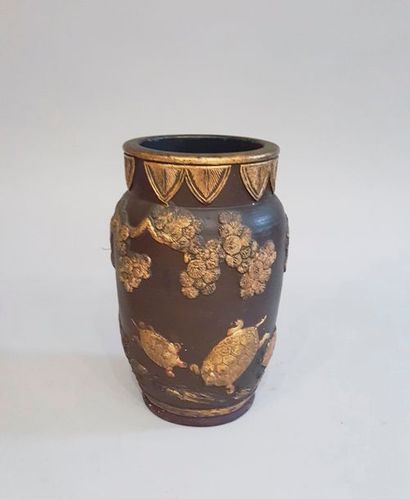 null Chine XXe Vase en terre cuite émaillé imitant le bronze décor en relief de personnages...