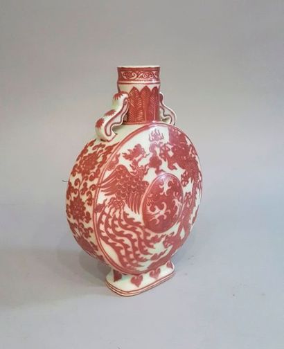 null Chine Xxe Vase gourde en céramique à panse aplatie à décor rouge représentant...