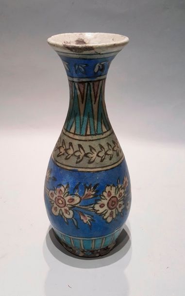 null Avec lot 8 Paire de Vases Iran long col vers 1900 Haut. : 29 cm