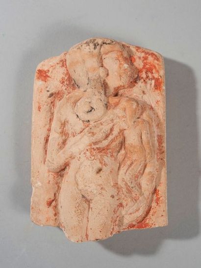 null Bas-relief Egyptien représentant une divinité allaitant un enfant. Anciennement...