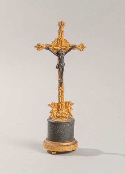 null Crucifix en métal bruni et métal doré, il repose sur un cylindre pavé de palmettes,...