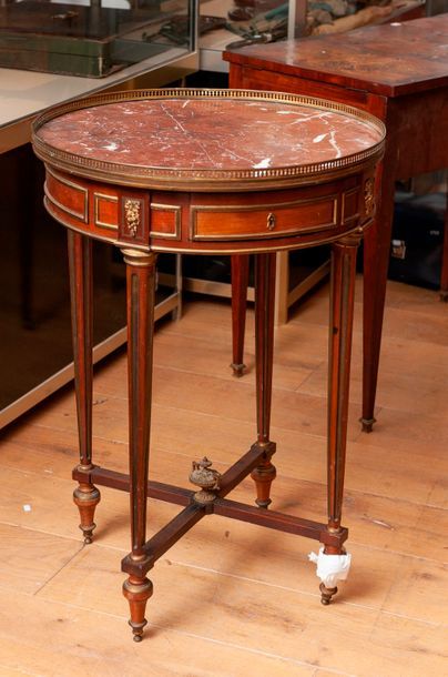 null Table bouillotte en bois de placage et filets de laiton. Style Louis XVI