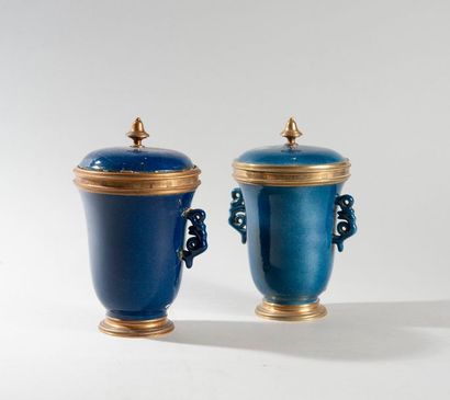 null Paire de pots couverts en porcelaine émaillé bleu à anses laterales, monture...