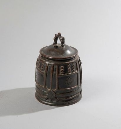 null Chine, XXème s. Gong en bronze. Haut : 14,2 cm.