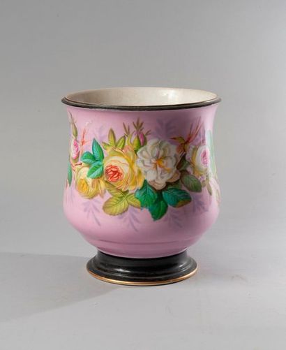 null Cache-pot en porcelaine à à décor de fleurs sur fond rose.