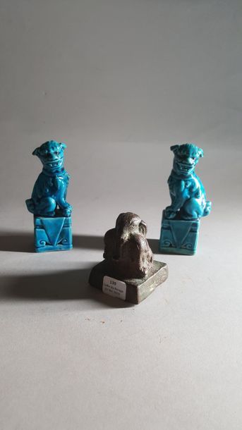 null Sceau en bronze figurant trois éléphants. oN y joint deux chiens de Fô