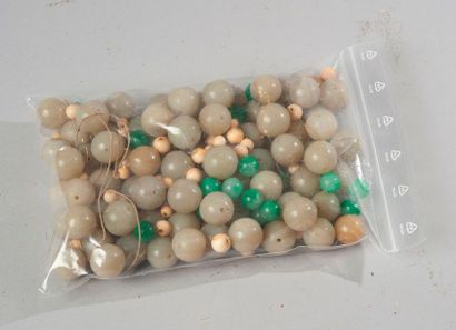null Lot de perles en pierre dure dont jade