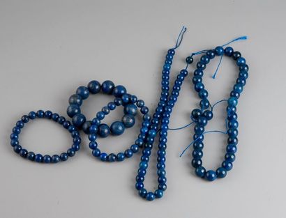 null Deux colliers de perles en lapis lazuli, on y joint trois bracelets en lapis...