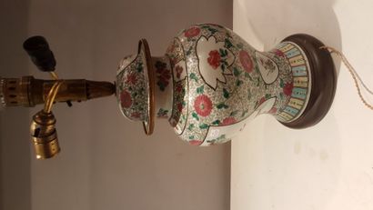 null Vase balustre polychrome monté en lampe, Chine, XIXe