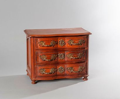 null MOBILIER MINIATURE - Commode arbalète. Style Louis XV. 26 x 34 x 20 cm