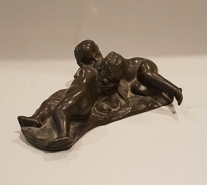 null Le baiser

Epreuve en bronze patiné.

Long. : 16 cm