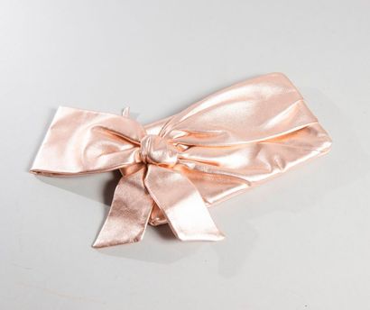 null VALENTINO

Pochette 24 cm en cuir irisé rose orné d'un noeud, fermeture zip...