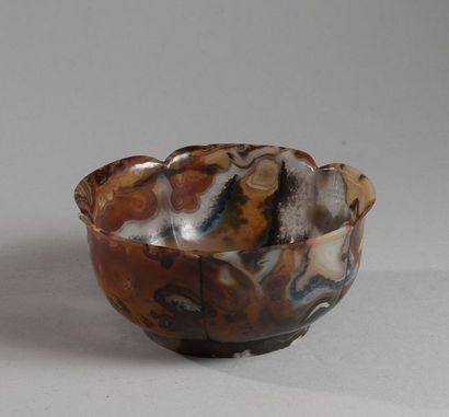 null "CHINE, DEBUT XXE SIECLE

Coupe en agate polylobée.

Haut. : 7 cm, Diam. : 15...