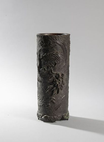 Vase rouleau en bronze à décor de dragon....