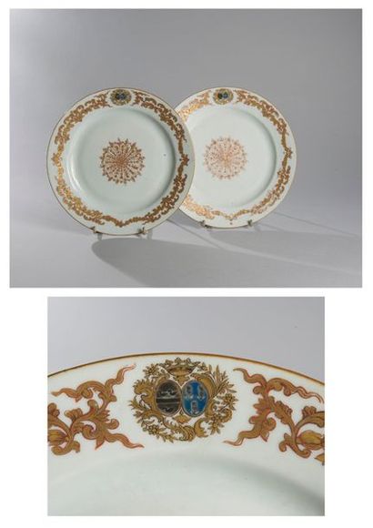  CHINE 
Deux assiettes en porcelaine à d’une rosace en or et rouge de fer au centre...