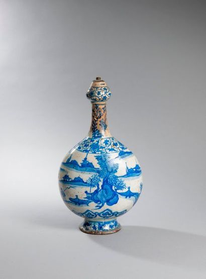  PERSE 
Bouteille en céramique siliceuse à décor en 
bleu sous couverte d’un Chinois...