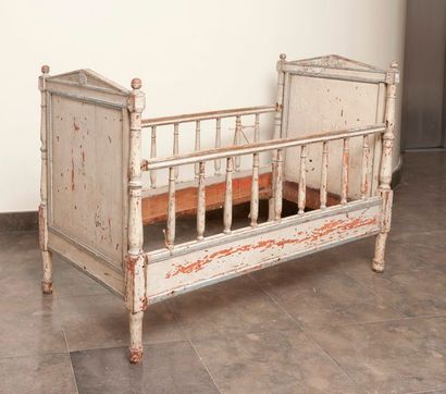 null Lit d'enfant en bois laqué crème rechampie bleu. Epoque directoire. Haut. :...