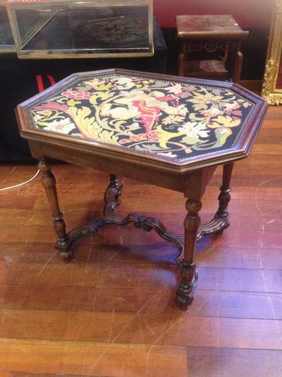 null Petite table en bois, plateau recouvert d'une tapisserie
Style Louis XIII, XIXe...