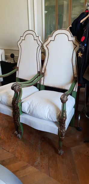 Paire de fauteuils en bois laqué vert et...
