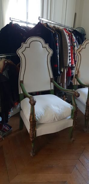 null Paire de fauteuils en bois laqué vert et or.

Travail italien.