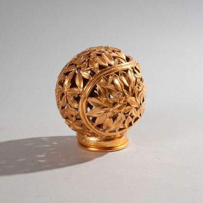  Robert GOOSSENS (1927-2016) 
Brule-parfum boule ajouré en bronze doré à décor de...