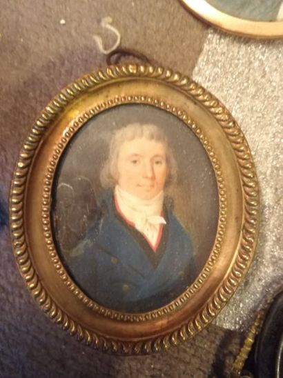  Ecole FRANCAISE du début du XIXe siècle 
Portrait homme à la redingote bleue 
Miniature...