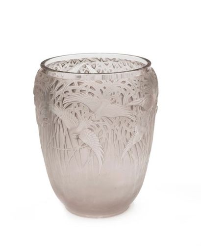 null RENE LALIQUE (1860-1945) 

Vase « Aigrettes » (1926). Épreuve en verre moulé...
