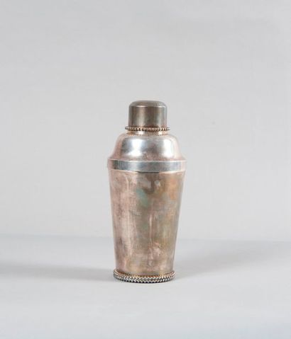 null JEAN DESPRES (1889-1980)

Shaker et son verre en métal argenté à corps tubulaire...