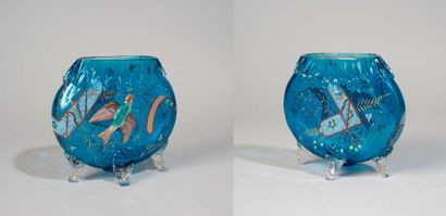 null JEAN AUGUSTE ( ATTRIBUE A)

Vase en verre bleu émaillé d’un decor japonisant...