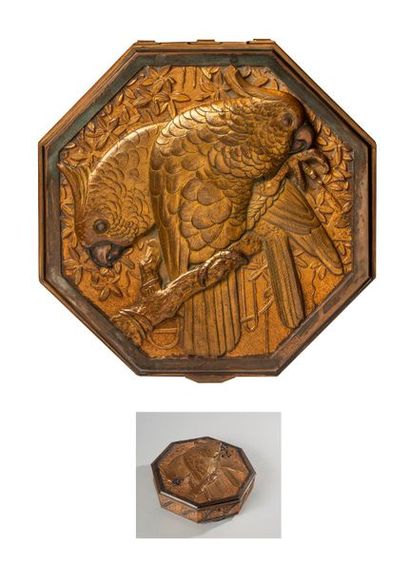 null RENE THÉNOT (1893-1963)

Boîte octogonale en métal argenté et doré, le couvercle...