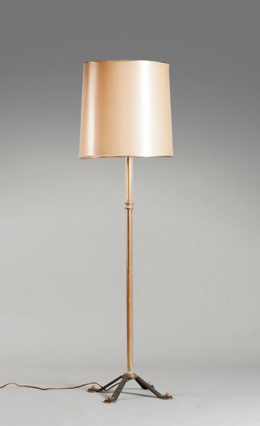 null JULES LELEU (1882-1961)

Lampe de parquet à trois lumières et fût central en...