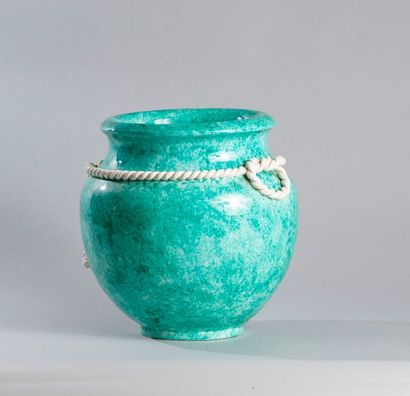 null SAINTE-RADEGONDE 

Vase boule en faïence verte à décor en relief de cordage.

Années...