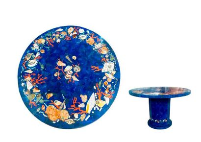 null GIUSEPPE ZOCCHI D’APRES 

Table en marqueterie de marbre et lapis lazuli à décor...