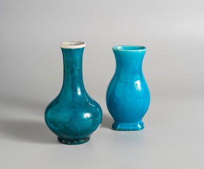 null ENSEMBLE composé de deux petits vases (vase bouteille à long col et vase balustre)...