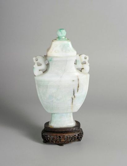 null 
Petit vase couvert de forme balustre à panse aplatie en jade néphrite et à...