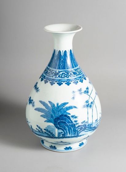 null Vase de forme 'Yu Hu Chun' en porcelaine bleu blanc à décor de scène de jardin...