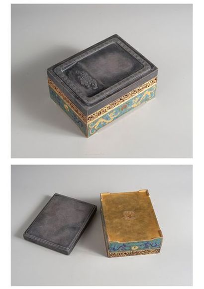 null PIERRE A ENCRE avec sa boite rectangulaire en bronze doré et émaux cloisonnés...