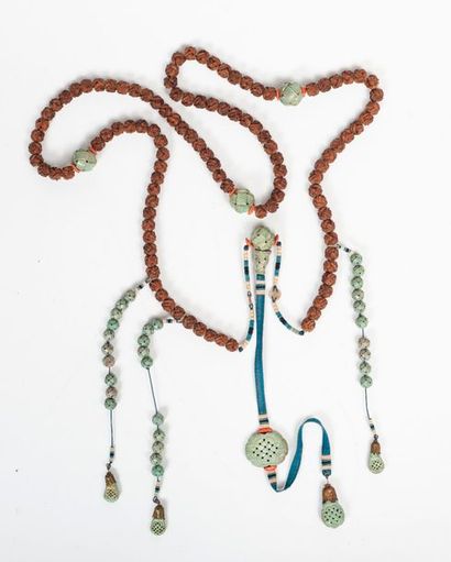 null Collier en perles de bois de santal et turquoises. Chine, dynastie Qing. Longueur...