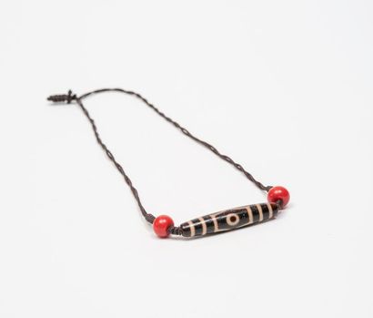 null Pendentif tibétain composé de deux perles en pierre (corindon rouge), une perle...