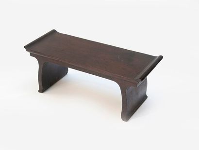 null Petite table d’autel en bois Zitan. Chine, dynastie Qing. Largeur : 33,2 cm

Bon...